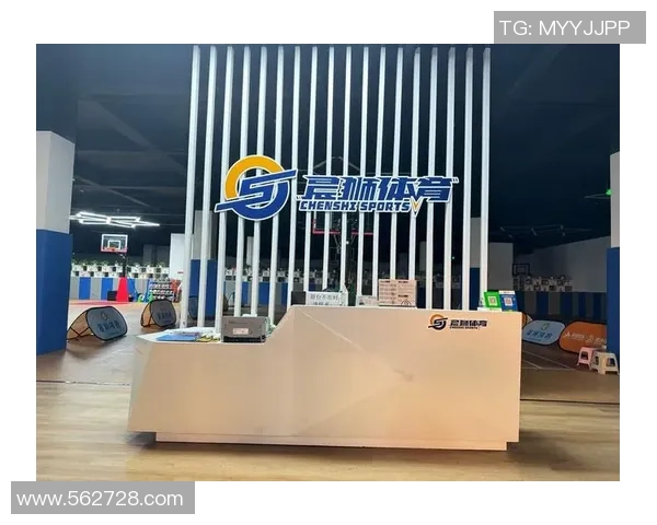 在健身房中打篮球的乐趣与锻炼效果分享