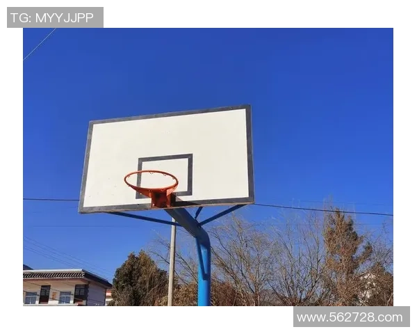 孤独的篮球架在夕阳下诉说着青春的遗憾与梦想的破碎